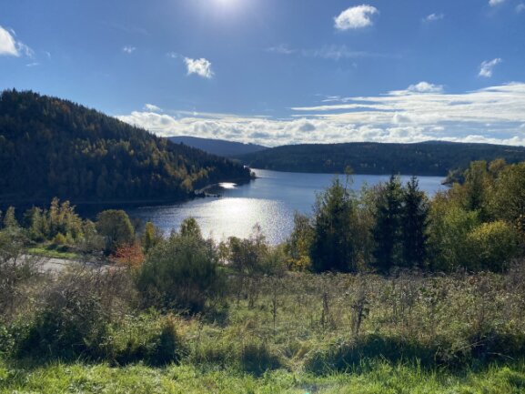 Dieses Foto zeigt die Talsperre Eibenstock im wundersch&ouml;nen Erzgebirge im Oktober 2023. Es wurde vom Talsperrenblick  aus einfach mit dem Handy ohne jeden Schnick Schnack aufgenommen. Es ist f&uuml;r mich Heimat und angekommen sein! Wer in Eibenstock ist, sollte diesen Ausblick genie&szlig;en.