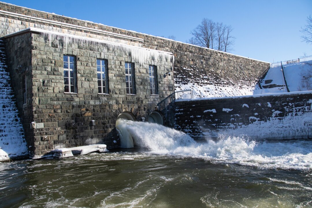 Ein eiskalter Wintertag an der Staumauer Talsperre Pirk