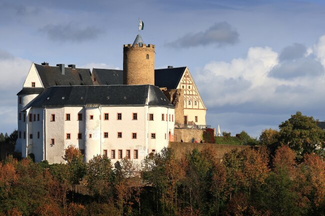 Burg Scharfenstein als ein Beispiel von vielen Burgen und Schl&ouml;ssern, die unsere Region pr&auml;gen. Durch Verwendung einer langen Brennweite habe ich versucht, vom gewohnten Blickwinkel abzuweichen.