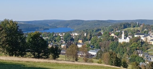 Blick von der Kuhgasse (Kiegass) auf die Stadt Eibenstock mit Talsperre