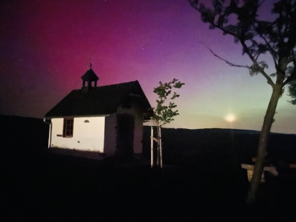 Polarlichter im Mai 2024, Wanderkirche zwischen Sehmatal-Neudorf und Kretscham-Rothensehma