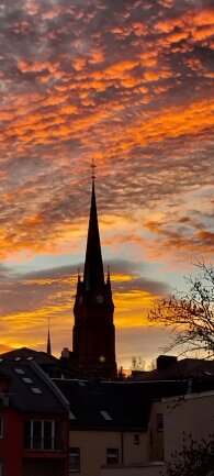 Morgenstimmung in Aue mit Blick zur roten Kirche.