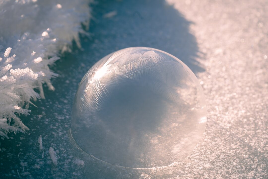 Eine beeindruckend detailreiche Nahaufnahme einer gefrorenen Seifenblase. Mehr Winter kann ein Bild nicht transportieren...