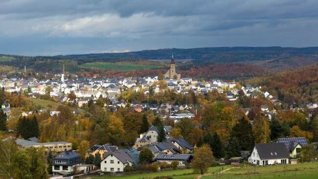 Bergstadt Schneeberg von Wolgangma&szlig;en aus gesehen. Sch&auml;chte und Halden entstanden und verschwanden und doch ist die Bergbaugeschichte unverkennbar.