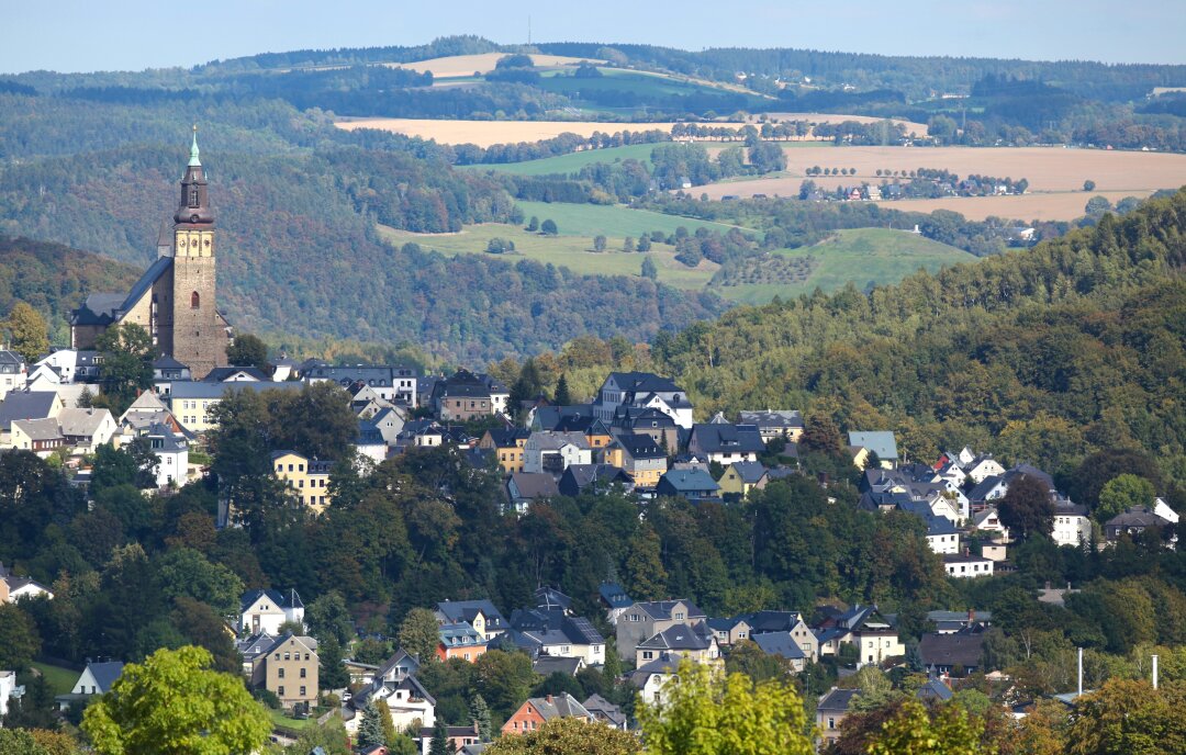 Bergstadt Schneeberg im Wolkenspiel.