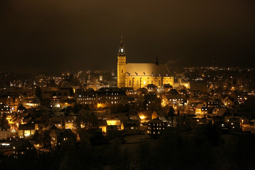 Bergstadt Schneeberg in der abendlichen Adventszeit vom Gleesbergblick gesehen.