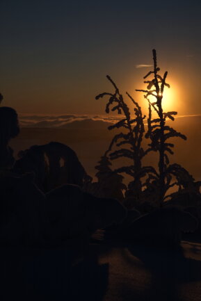 Sonnenaufgang am Fichtelberg im Winter.