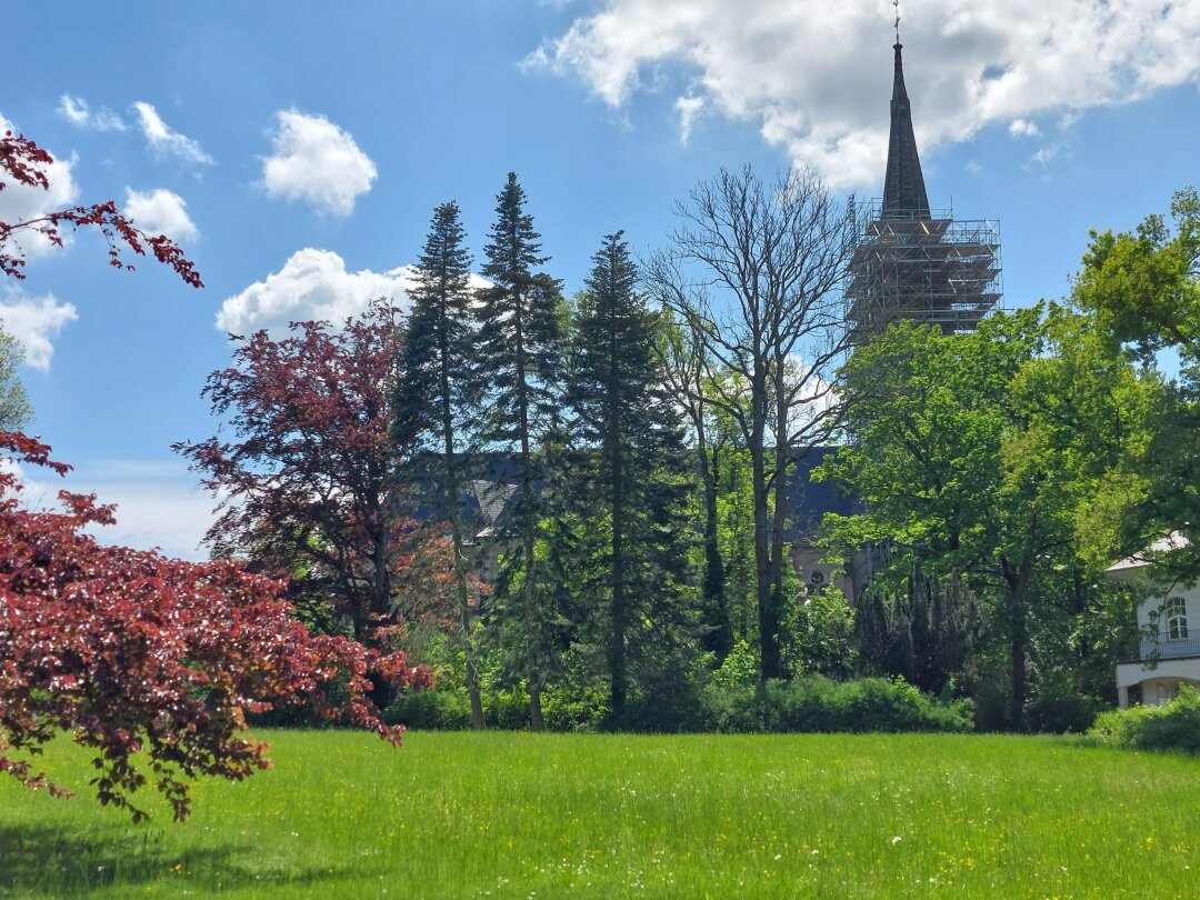 Unterwegs im Planitzer Park mit Blick auf das Teehaus und die Lukaskirche