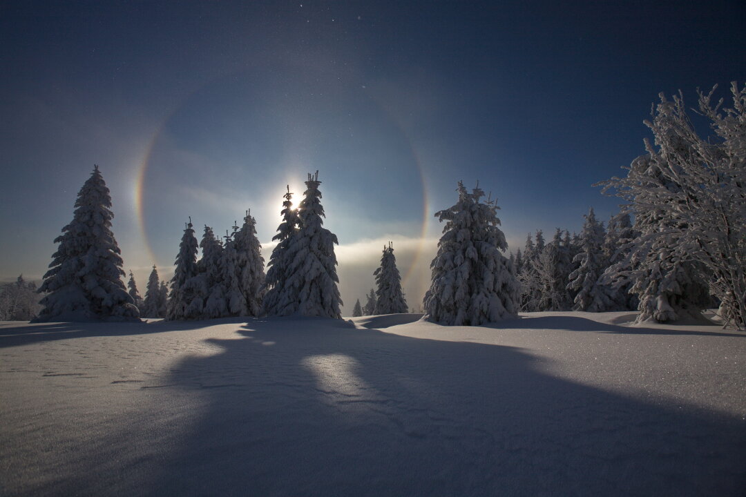 verschneite Winterlandschaft mit einem Halo-Ring