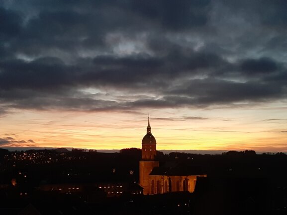 Sonnenuntergang &uuml;ber Annaberg-Buchholz mut Blick auf die Annenkirche