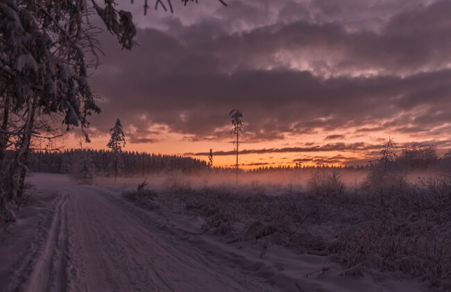 Sonnenuntergangswanderung im Schnee in Bernsbach